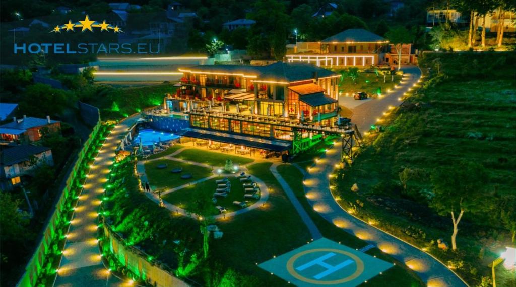 K'vishkhet'iMtserlebi Resort的夜间灯光一览无余的酒店景色