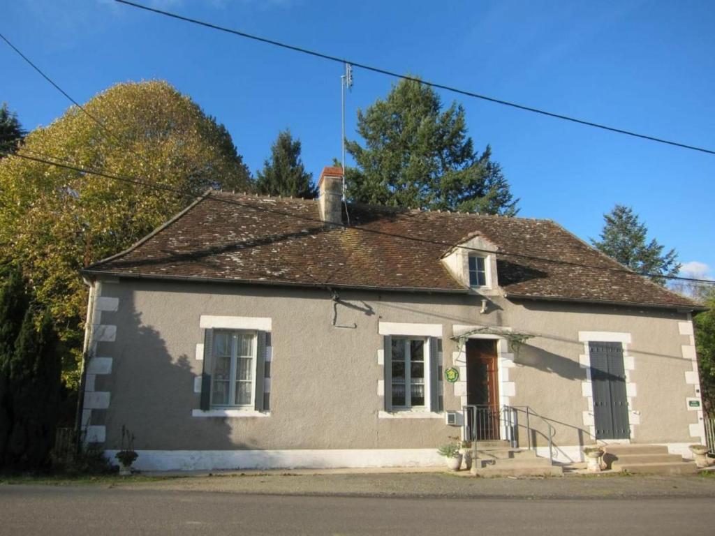 Saint-Hilaire-sur-BénaizeGîte Saint-Hilaire-sur-Benaize, 3 pièces, 4 personnes - FR-1-591-106的街道边的白色小房子