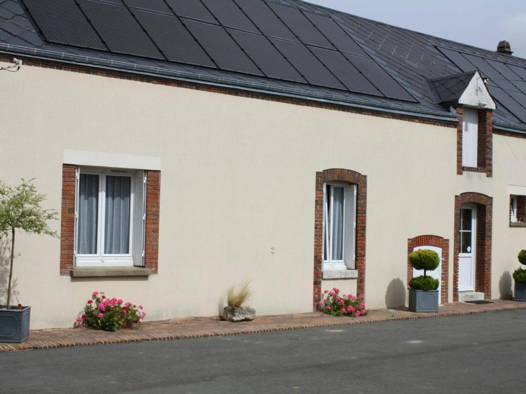Gîte Pré-Saint-Évroult, 3 pièces, 5 personnes - FR-1-581-3的黑色屋顶的白色房子