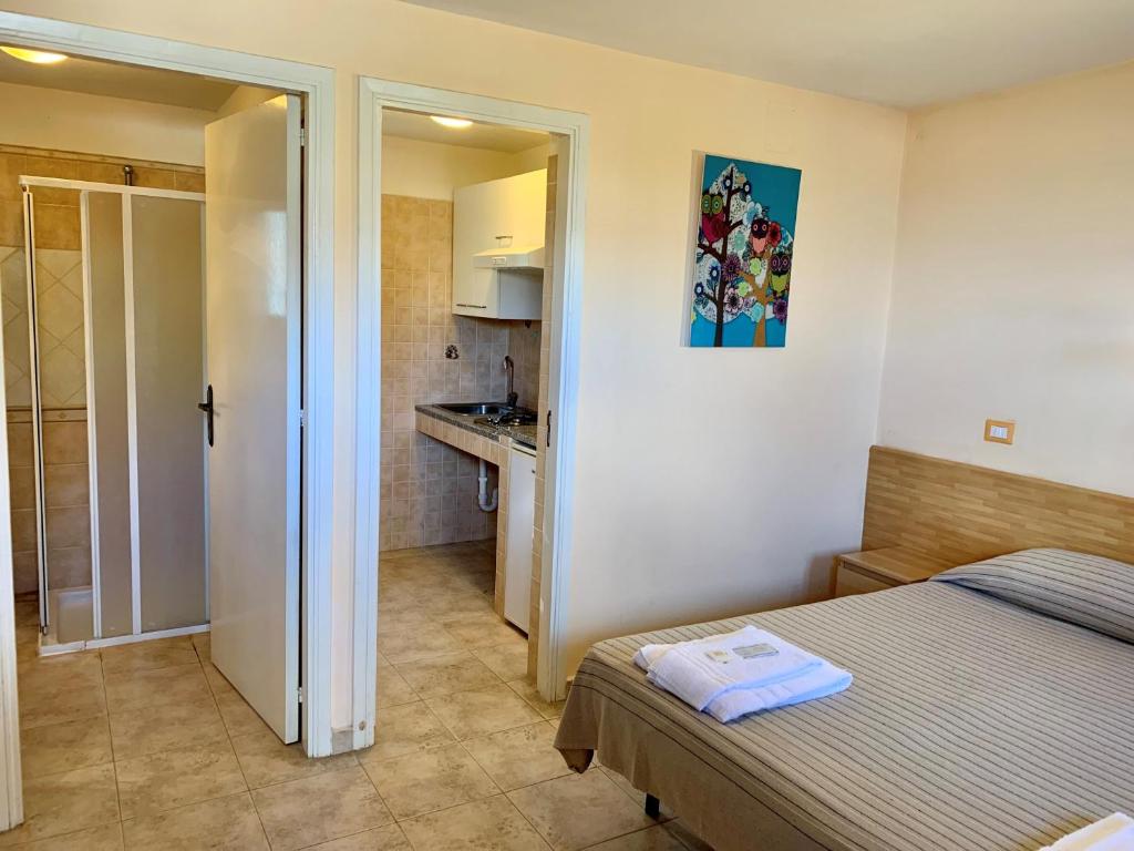 卡塔尼亚欧式微格图瑞提可酒店的一间带床的小卧室和一间厨房