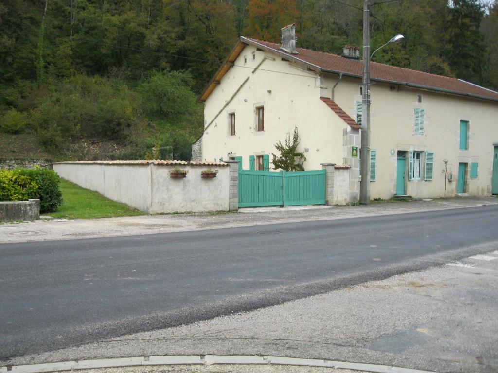 Gîte Saint-Amand-sur-Ornain, 4 pièces, 6 personnes - FR-1-585-56的街道边的房子