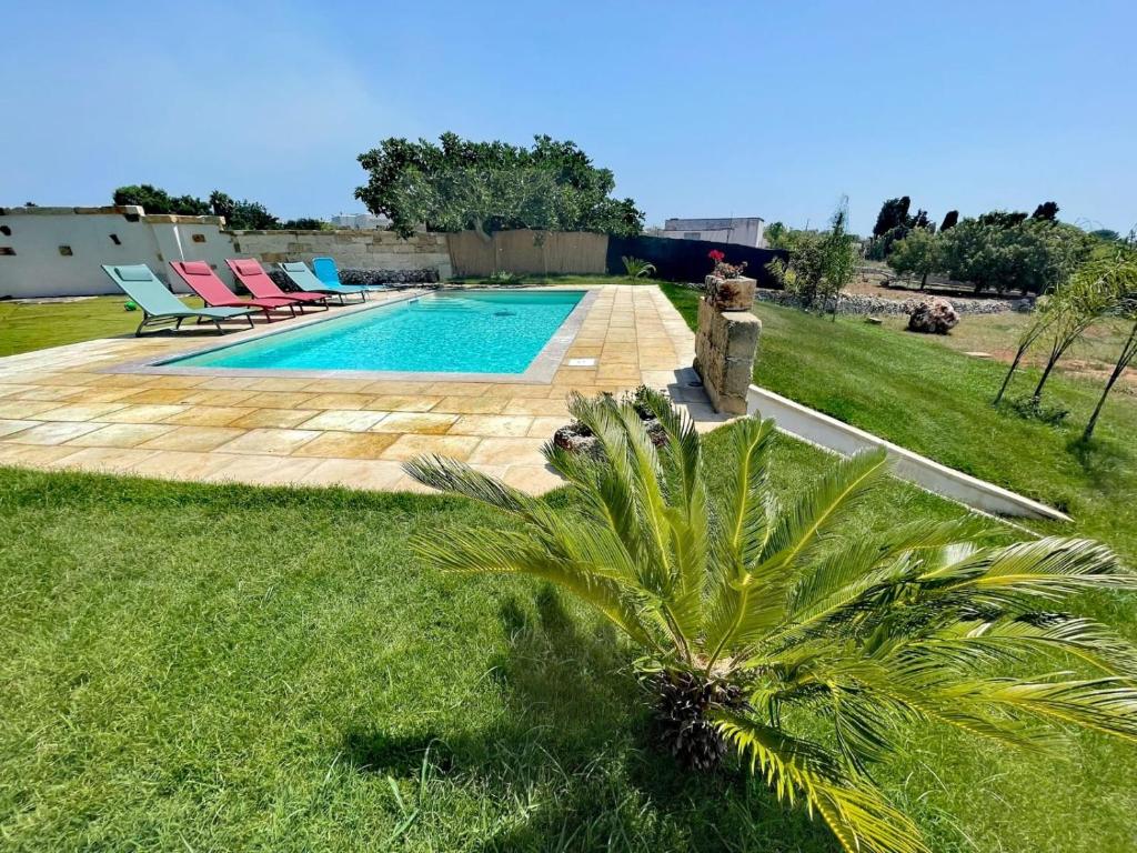 加利亚诺德尔卡波Fiorillo Cottage的一座别墅,设有游泳池和棕榈树
