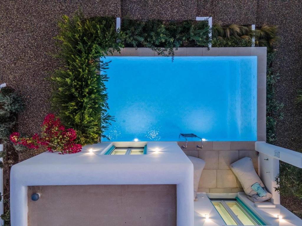 圣安娜纳克索斯Majo Suites Hotel的花园游泳池的顶部景色