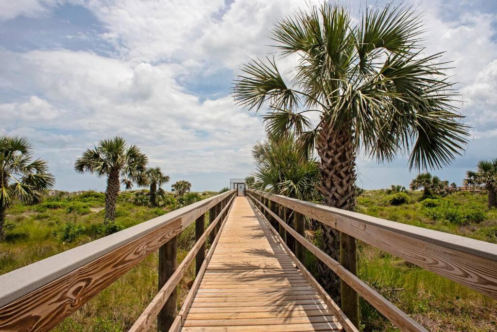 圣奥古斯丁Beach Condo Getaway的一座木桥,上面有棕榈树