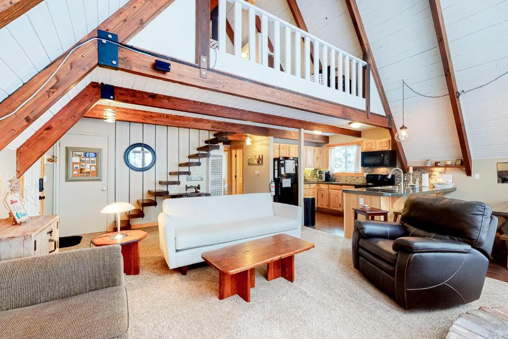 南太浩湖Cozy Cabin Retreat的客厅配有白色的沙发和桌子
