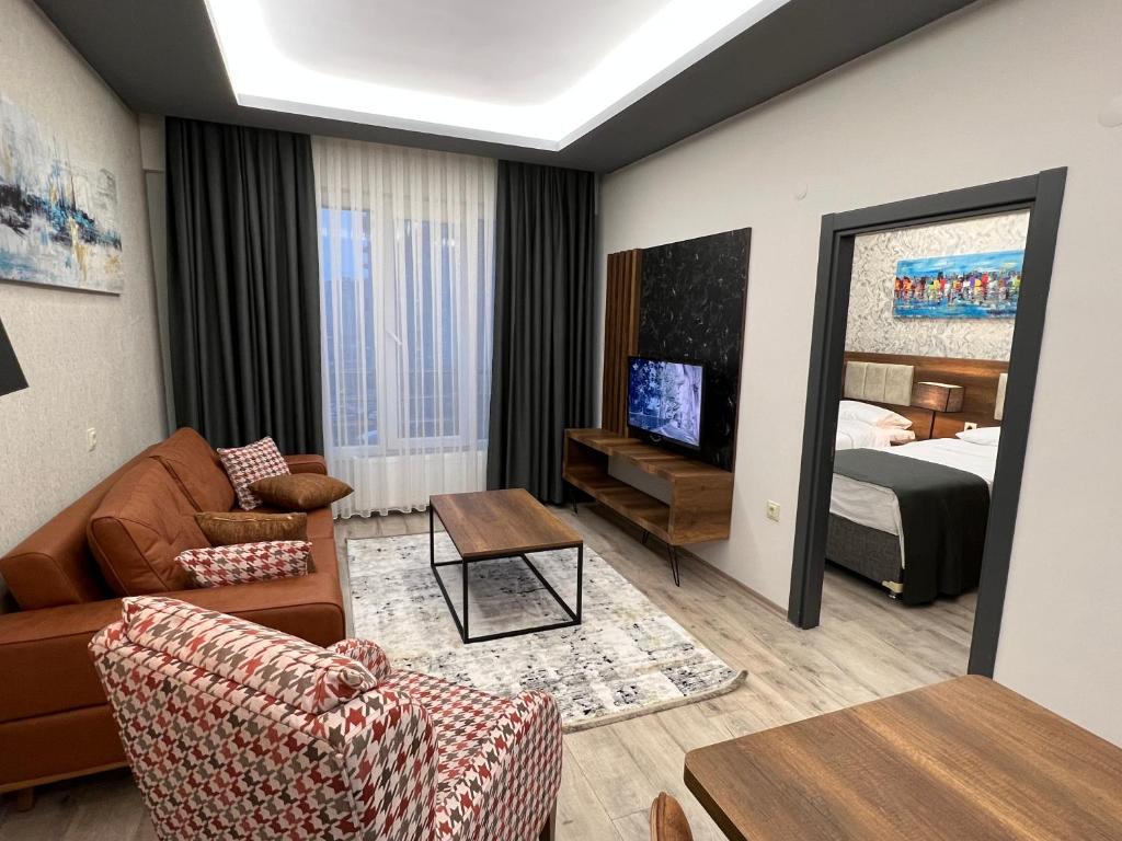MelikgaziPRIME INN CITY的酒店客房设有床和客厅。