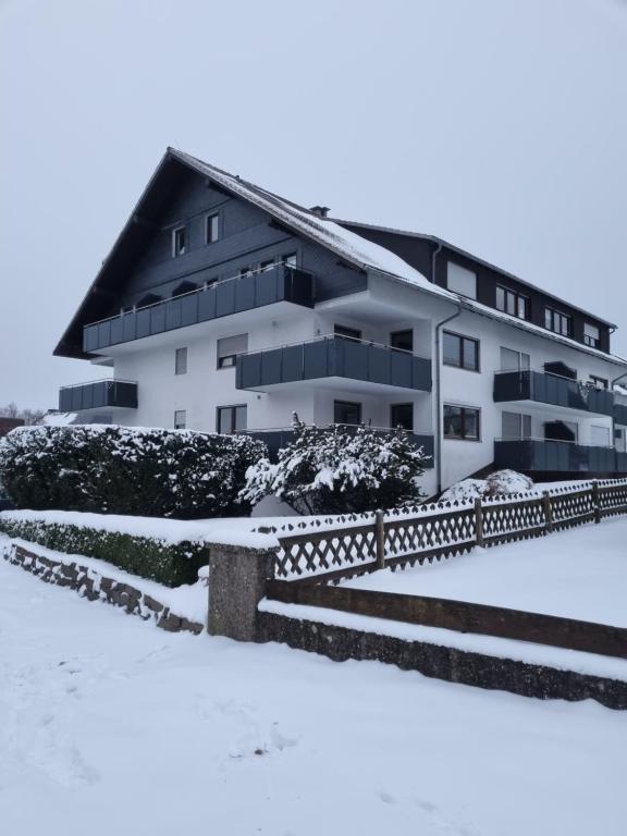 温特贝格Ferienwohnung Schanzenblick的前面有雪的建筑