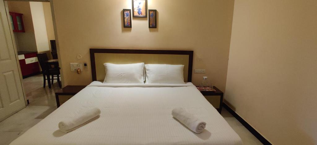 马杜赖Coral Shelters Keelavasal的一间卧室配有一张床,上面有两条毛巾