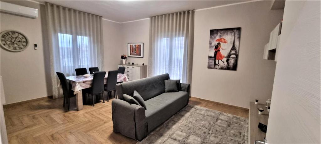 伊索拉迪卡波里祖托Appartamento Campanella的客厅配有沙发和桌子