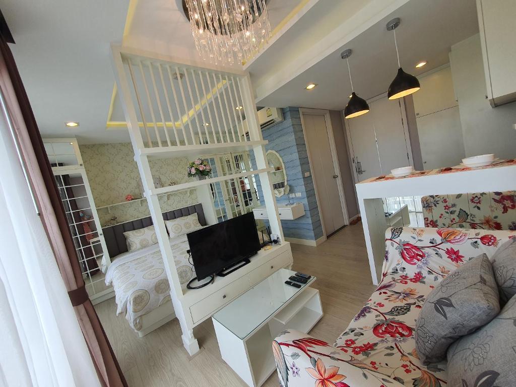 班邦森(1)Love & Relax Balcony near WON Beach的一间带电视和沙发的客厅