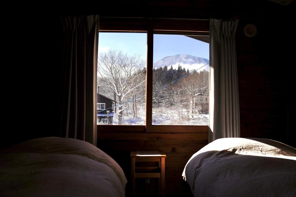 妙高björk （森の宿 ビヨルク）的卧室设有山景窗户