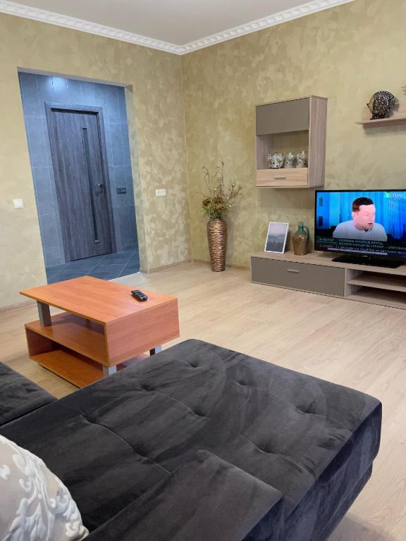 赫尔松Evro Lux 3 комнаты的带沙发和电视的客厅