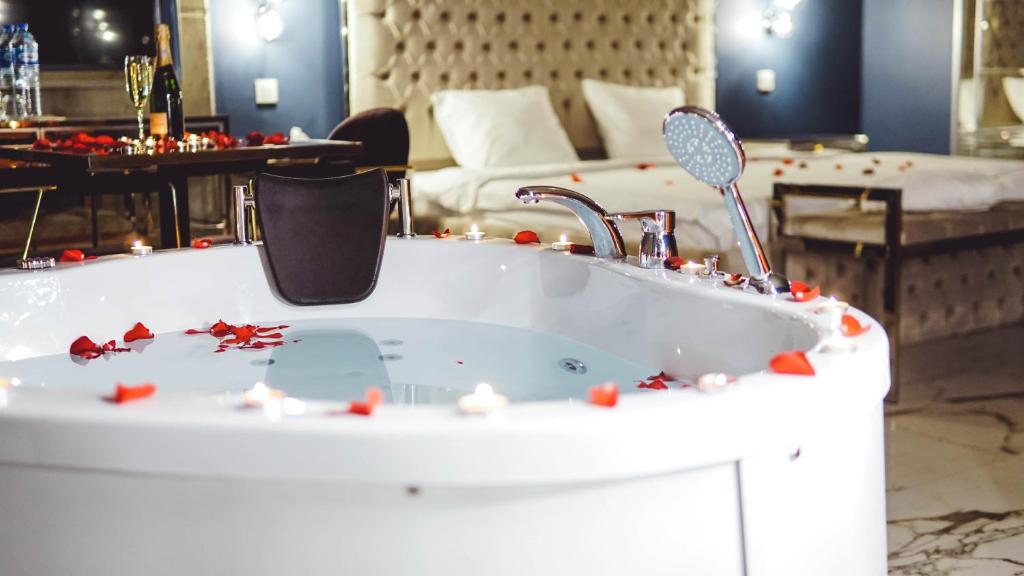伊斯坦布尔Mas Suites Karaköy的客房内的浴缸里充满了碎片