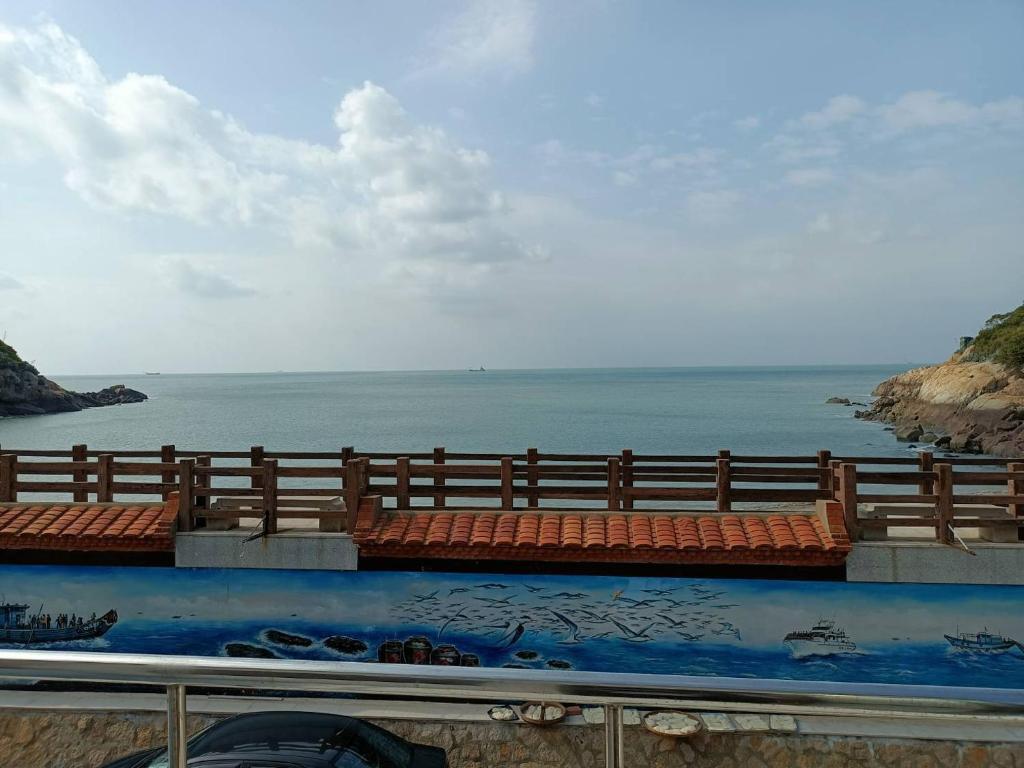南竿津沙堤岸的享有海洋和水景,设有围栏
