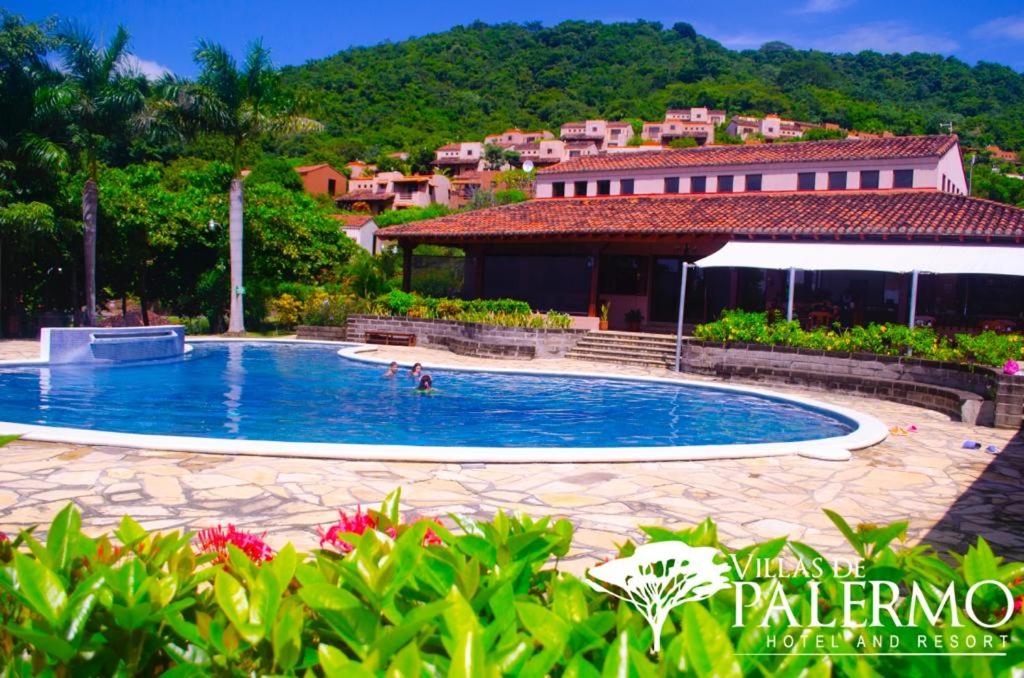 南圣胡安帕勒尔莫别墅酒店及度假村的度假村中央的游泳池