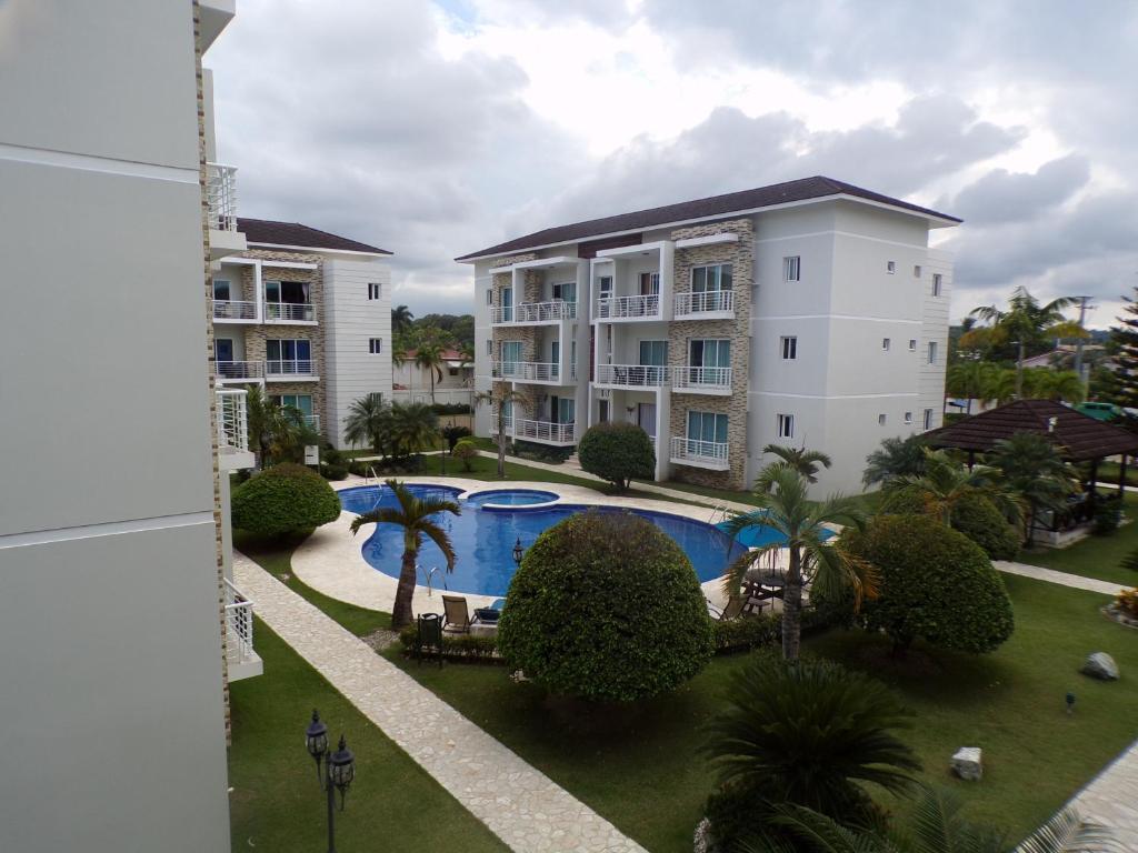 苏莎亚Luxury in the Caribbean的享有带游泳池的建筑的空中景致