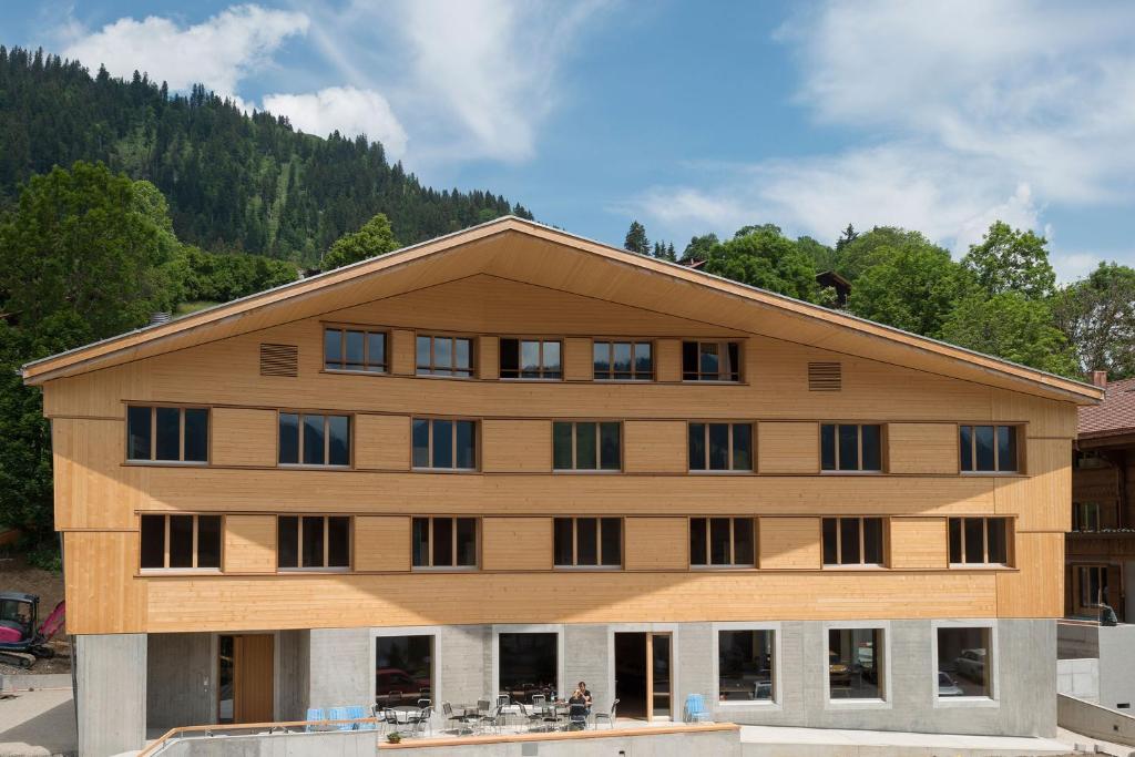 格施塔德格施塔德萨嫩兰德青年旅舍的一座大型木制建筑,在山前设有窗户