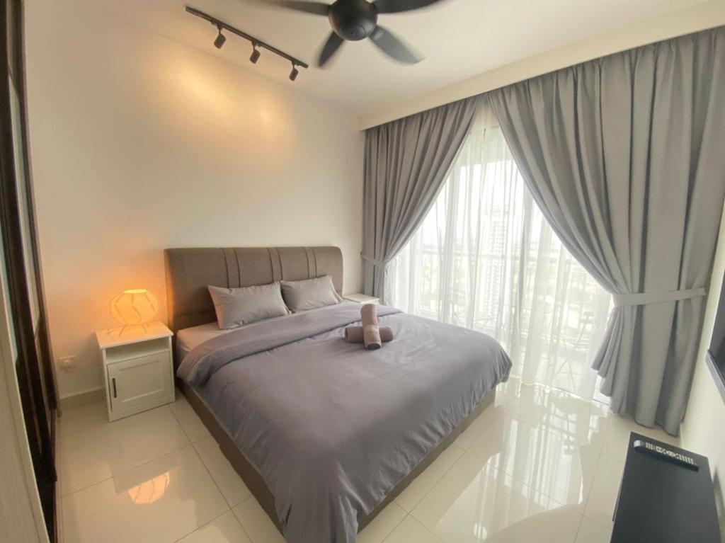努沙再也Teega Suites, Puteri Harbour, Iskandar Puteri的一间卧室配有一张床和吊扇