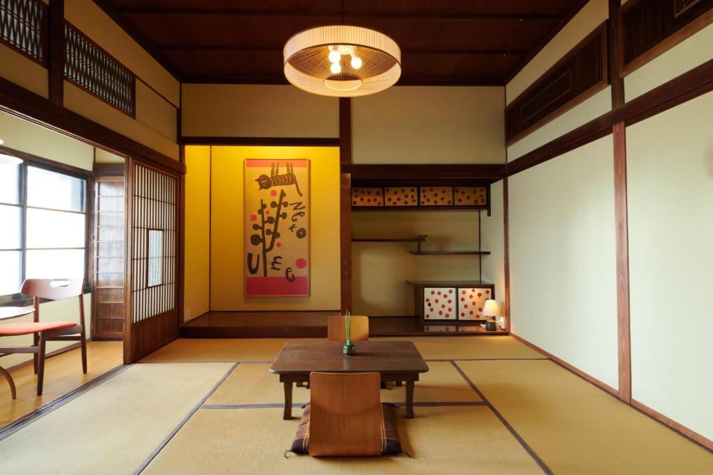 小田原市Ryokan Plum的客厅配有桌子和壁炉