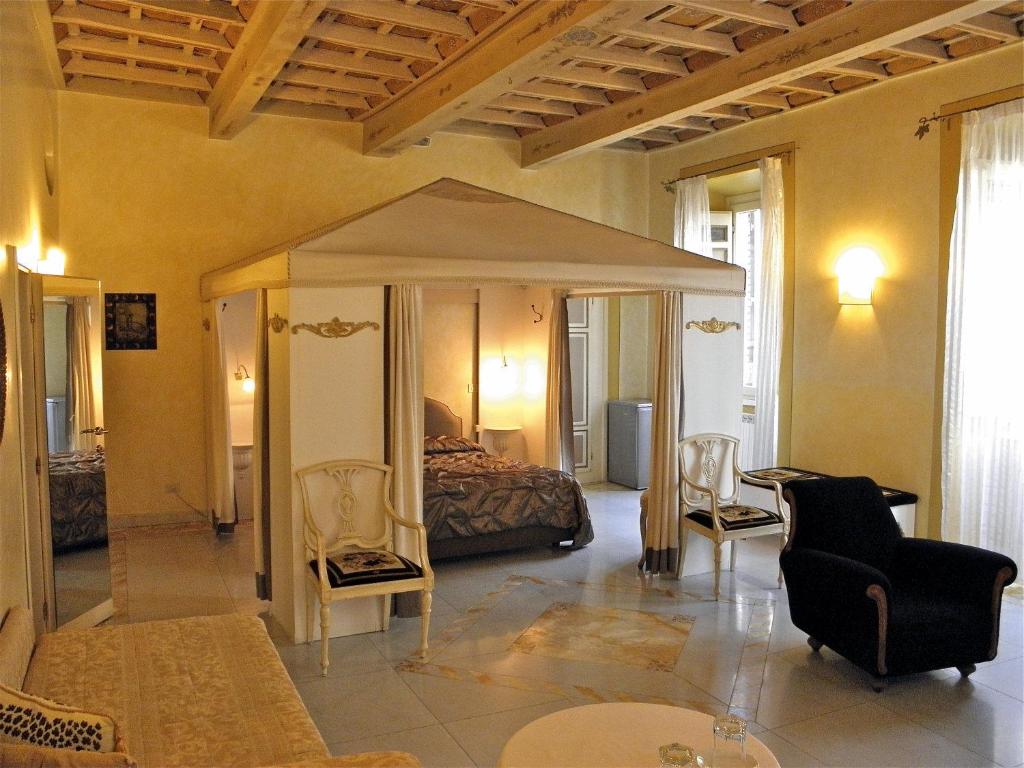 罗马Residenza Al Corso Suites的一间卧室配有一张床,其中配有帐篷