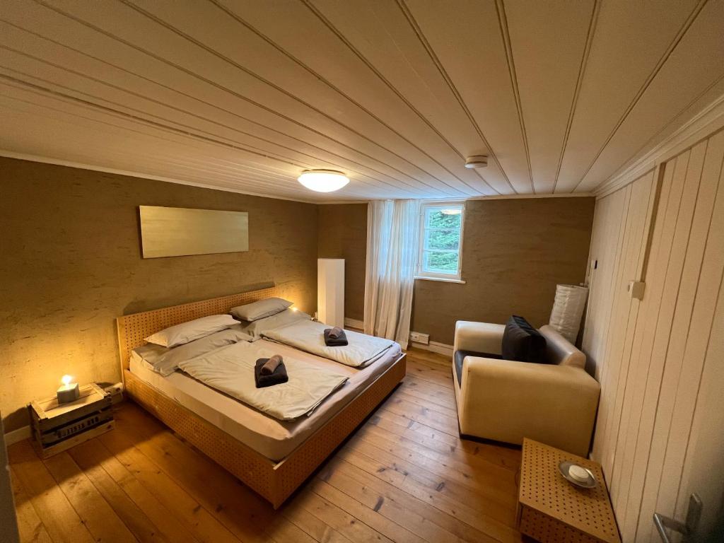 多恩比恩Wood Lodge的一间卧室配有一张床、一张沙发和一把椅子