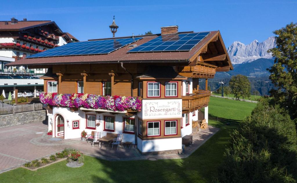 斯拉德明Landhaus Rosengartl的一座房子,上面有花卉,有太阳能屋顶
