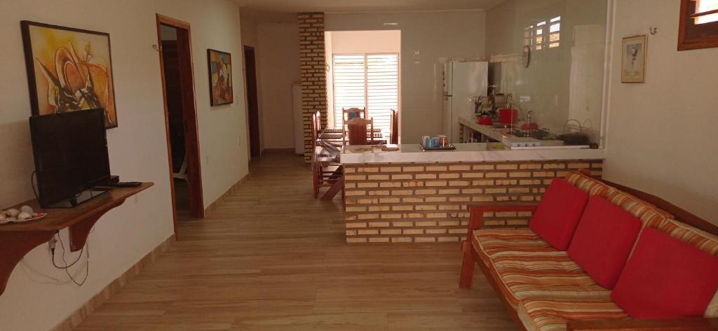 弗雷谢拉斯Casa Tropicana的带沙发的客厅和厨房