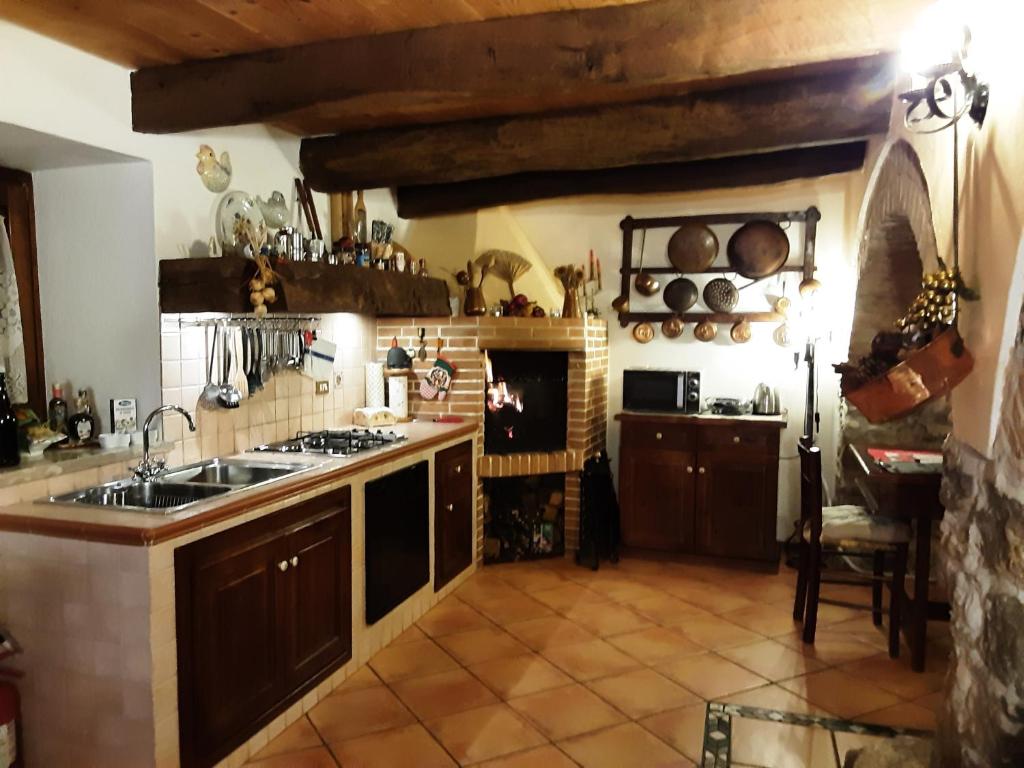 BoianoI Malatesta的厨房配有水槽和炉灶 顶部烤箱