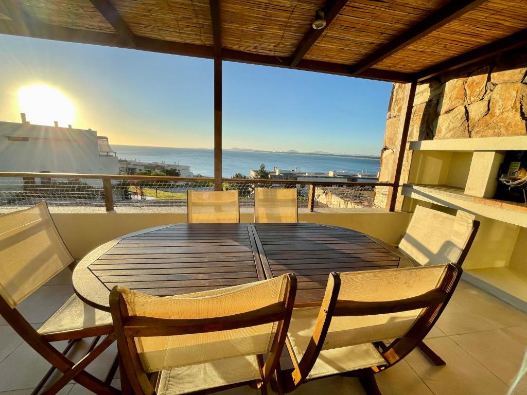 埃斯特角城Quartier Punta Ballena 2 dorm en suite的海景阳台上的桌椅