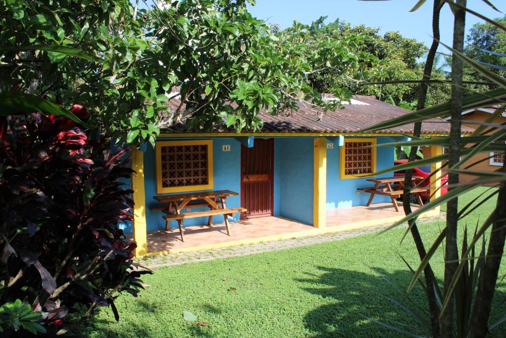 圣卡洛斯Cabañas Guicci Resort的庭院里带野餐桌的蓝色房子