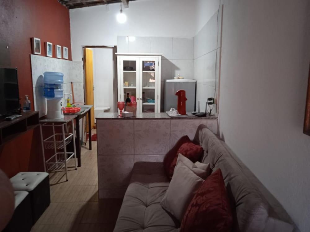 瓜拉米兰加Casa da Fernanda的带沙发的客厅和厨房