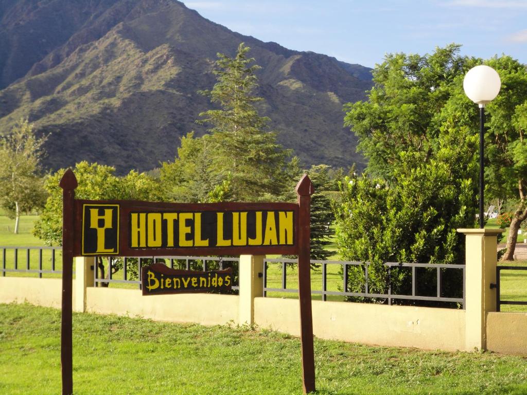 Luján卢汉酒店的一座以山为背景的酒店图书馆的标志