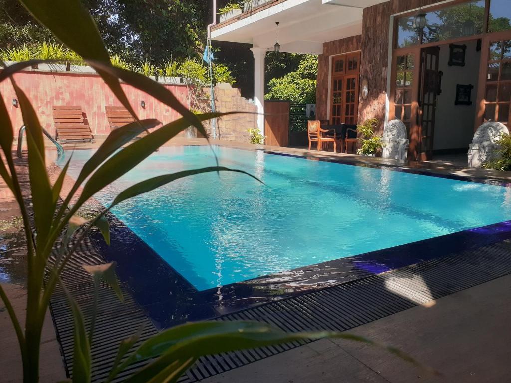 康提弗拉玛康提酒店的一座带房子的庭院内的游泳池