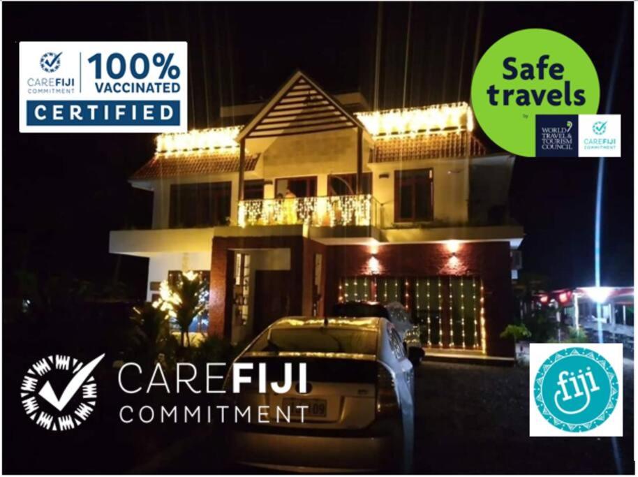 太平洋港Bula Harbour Resort Home (CFC Certified) Exclusive的一辆停在房子前面的卡车