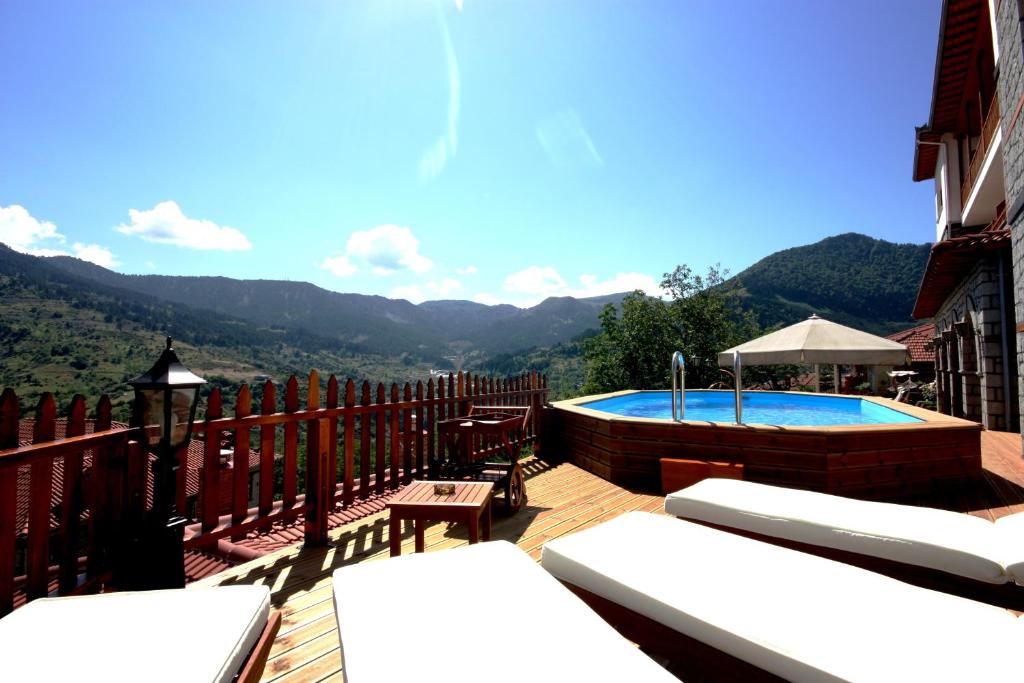 美特索文迈措翁奢华精品酒店的一个带游泳池的庭院和一个美景甲板