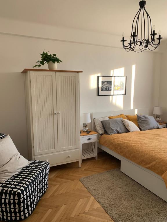布拉格Apartment Anenská by Charles Bridge的一间卧室配有一张床和一个橱柜,里面装有植物