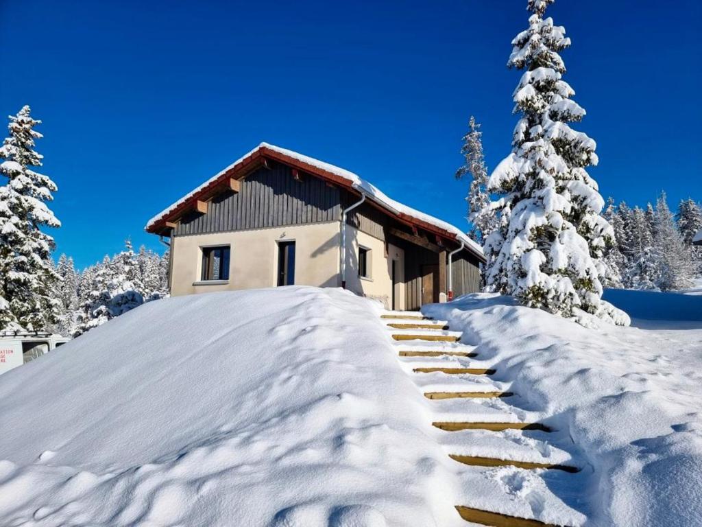 沙佩尔代布瓦Chalet de charme avec terrasse, jardin et sauna extérieur的相册照片