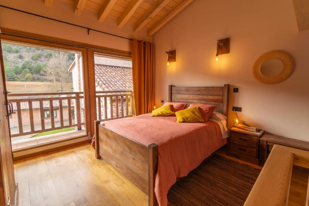 CasarejosLa Galiana loft nature的一间卧室设有一张床和一个大窗户