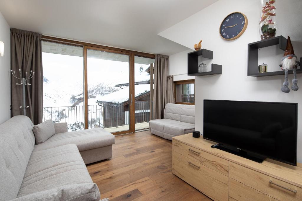 利维尼奥Casa Noemi的客厅配有平面电视和沙发。