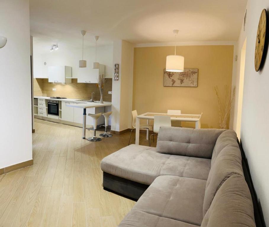 阿斯蒂ComeCasa modern apartment in historical centre的客厅以及带沙发和桌子的厨房。