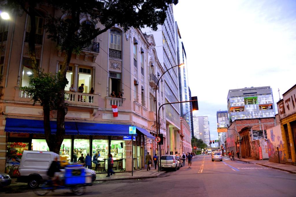里约热内卢马萨皮里约旅馆的一条繁忙的城市街道,路上有建筑物和汽车