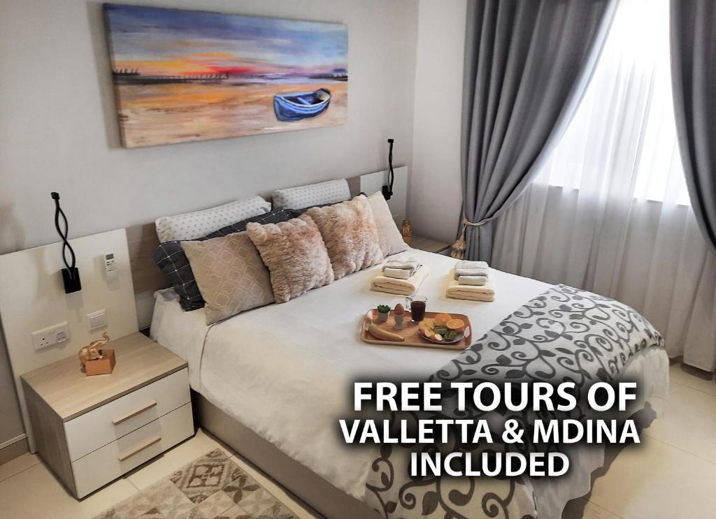 莫斯塔Cozy Rooms - Great Bus Connections - Free Parking的一间卧室配有一张床,上面放着一个食物托盘
