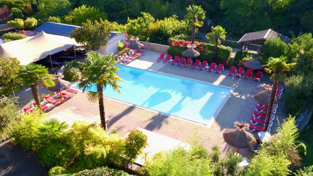 RibesHameau du Prat的享有棕榈树游泳池的顶部景致