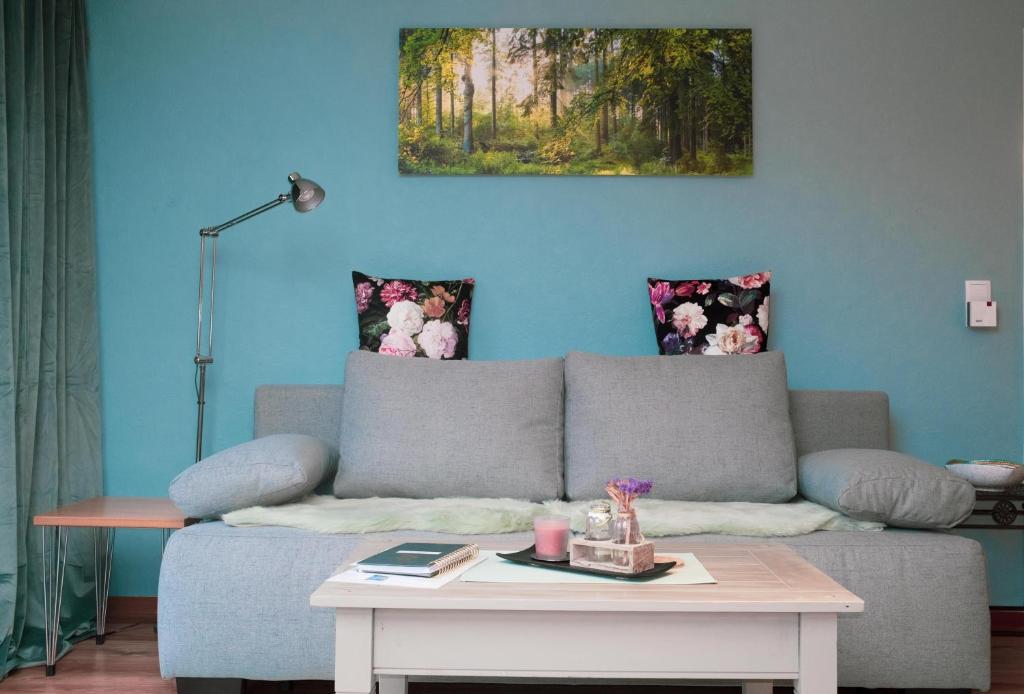 阿尔特瑙Ferienwohnungen Glockenberg的蓝色的客厅配有沙发和桌子