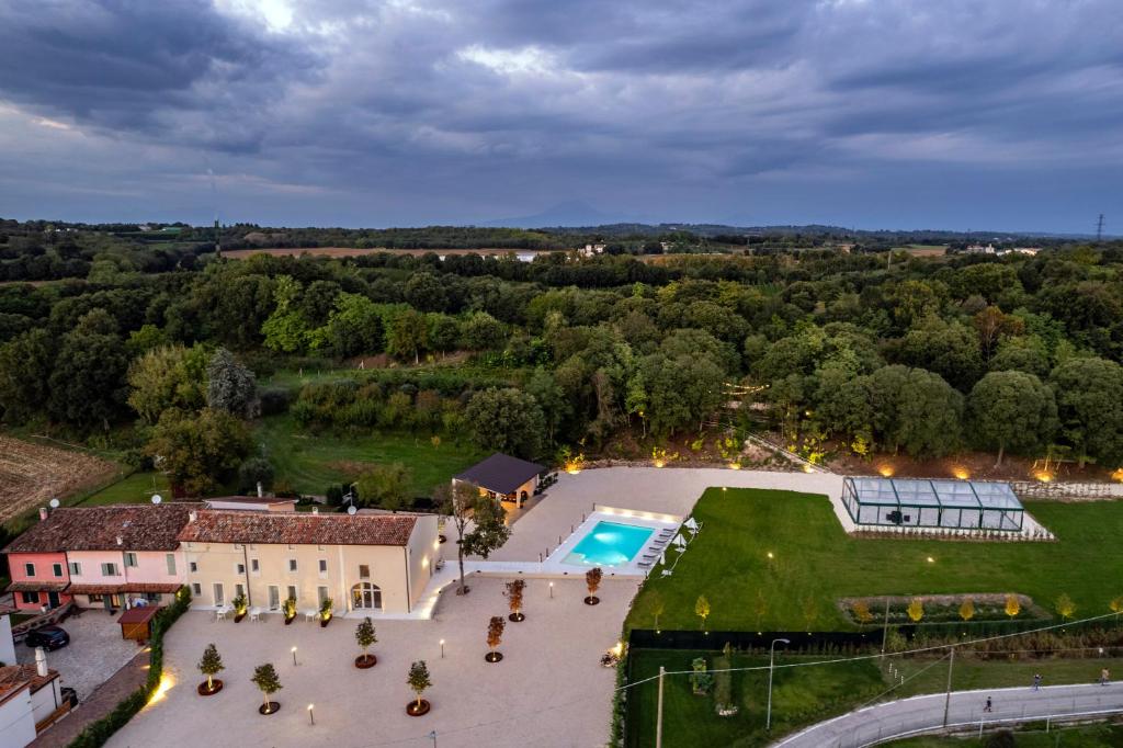 沃尔塔曼托瓦纳Dimora Montagnoli的享有庭院和游泳池的空中景致