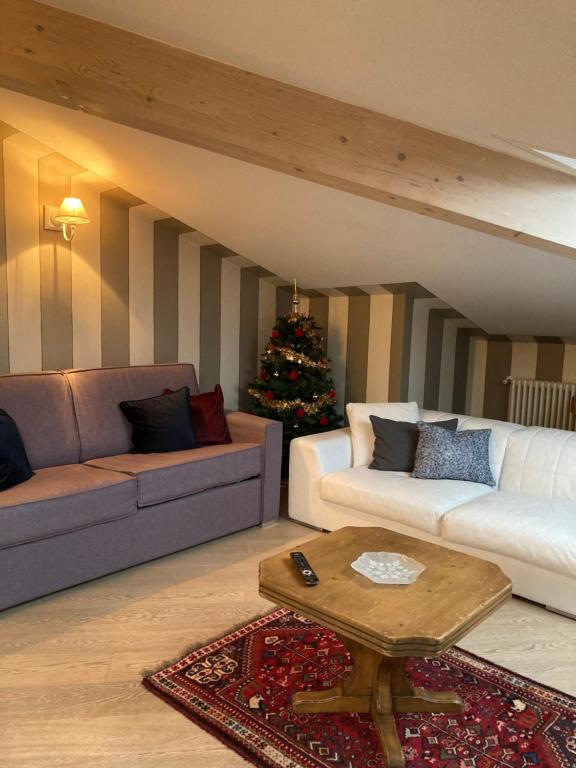 卡瓦莱塞Crystal House的客厅配有两张沙发和一棵圣诞树