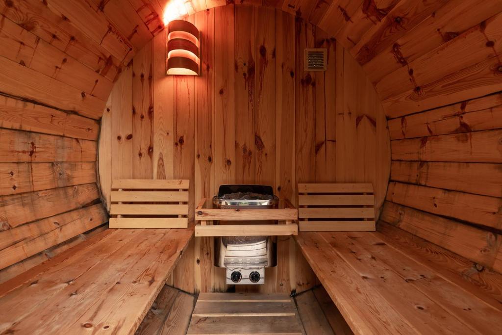 赞丹De oude slaght- luxe suite met buitensauna的小木屋内设有一个炉灶