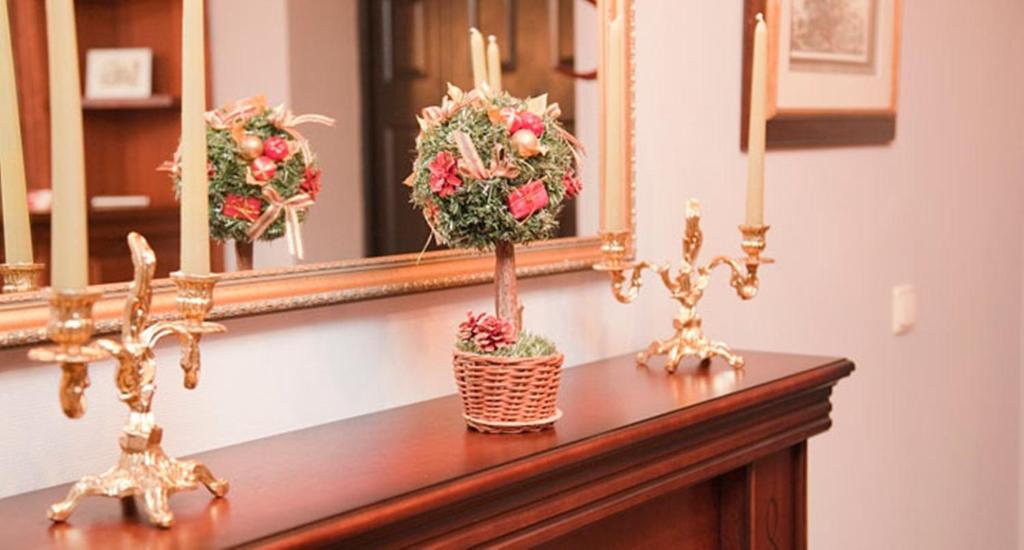 克麦罗沃Hotel Evraziya的镜子上一张带鲜花的桌子