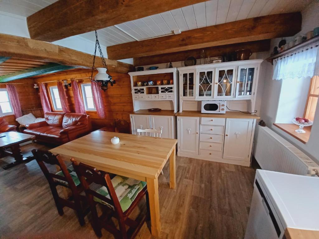 克拉利基Chalupa Anežka的厨房以及带木桌的用餐室。