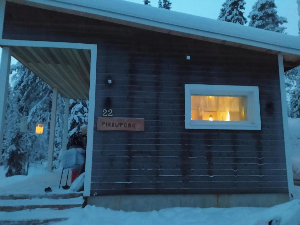 索特Pikkuporo的雪地中的小木屋,设有窗户